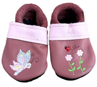 Krabbelschuhe Schmetterling und Blumen auf Terrakotta